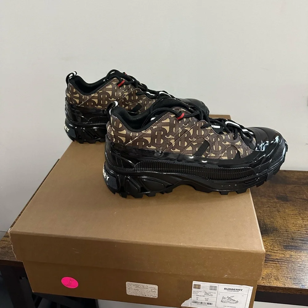 Burberry Sneakers Brand New Never Worn - Picture 2 of 7